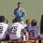 El defensa del Atlético de Madrid César Azpilicueta participa en el acto de inicio de la campaña contra el acoso escolar en centros escolares organizada por LaLiga EA Sports, este jueves en el CEIP "Federico García Lorca" de Boadilla del Monte (Madrid). Este evento también se enmarca dentro de la campaña del Atlético de Madrid ‘Hazte Defensa Contra el Bullying’. EFE/ Borja Sanchez-Trillo