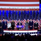 El candidato republicano a la Presidencia estadounidense, Donald Trump, se dirige a sus seguidores en el Centro de Convenciones de West Palm Beach, en Florida, el 6 de noviembre de 2024. EFE/EPA/CRISTOBAL HERRERA-ULASHKEVICH