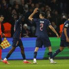 Los jugadores del PSG Ousmane Dembele (I) y Achraf Hakimi (c) celebran el 1-0 durante el partido de la UEFA Champions League entre Paris Saint-Germain y Atletico Madrid, en París, Francia. EFE/EPA/MOHAMMED BADRA