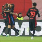 El central del Barcelona Inigo Martinez (I) celebra el 0-1 con su compañero Jules Kounde durante el partido de la UEFA Champions League league que han jugado FC Crvena zvezda y FC Barcelona, en Belgrado, Serbia. EFE/EPA/ANDREJ CUKIC