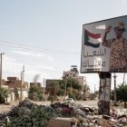 Un cartel con una imagen de un general sudanés en medio a la destrucción en la ciudad de Omdurman el 01 de noviembre de 2024. EFE/EPA/Sara Creta