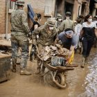 Militares, voluntarios y vecinos trabajan en labores de limpieza y desescombro de Paiporta, este jueves. Los pueblos de Valencia asolados por la dana afrontan el noveno día después de la catástrofe sumidos en un goteo incesante de llegada tanto de ayuda humanitaria como profesional y de maquinaria pesada, para intentar recuperar infraestructuras, colegios, zonas industriales y vías de comunicación mientras continúa la búsqueda de desaparecidos. EFE/ Biel Aliño