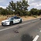 Imagen de archivo de un vehículo de la Guardia Civil en las inmediaciones de la zona acordonada por las fuerzas de seguridad tras el asesinato a tiros en la carretera de Borja Villacís. EFE/ Rodrigo Jimenez