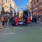 Los servicios de emergencia atienden a un herido por la caída de parte de la decoración navideña en Ordoño.