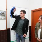 César de la Fuente descubre la placa del Laboratorio Ambiental junto a la rectora de la ULE, Nuria González.