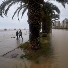 Imagen de archivo del paseo marítimo de L'Estartit (Girona) inundado por las lluvias. EFE/David Borrat