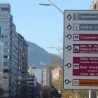 Nueva señalización en una de las avenidas del centro de la ciudad de Ponferrada.