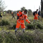 Un grupo de voluntarios rastrean los alrededores de la localidad de Torrent en busca de cuerpos arrastrados por las riadas, este viernes. EFE/Jorge Zapata