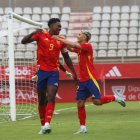 Samuel Omorodion (i), en la imagen celebrando un gol con la selección sub-21, es una de las novedades de seleccionador español, Luis de La Fuente, para los partidos contra Dinamarca, en Copenhague, y Suiza, en Tenerife. EFE/A.Carrasco Ragel