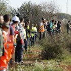 Un grupo de voluntarios rastrean los alrededores de la localidad de Torrent en busca de cuerpos arrastrados por las riadas, este viernes. Diez días después de la tragedia, los servicios de emergencia apuran hasta el límite la búsqueda de desaparecidos por la dana en Vàlencia, mientras, en medio de un cruce político de acusaciones entre administraciones por la gestión de la crisis, los miles de damnificados evalúan los daños y su vida sigue condicionada por los problemas de movilidad, el cese de la actividad económica en la zona y los riesgos para la salud que afrontan también  profesionales y voluntarios sobre el terreno. EFE/Jorge Zapata