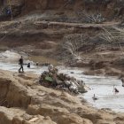 Voluntarios trabajan en el pantano de Torrent (Valencia) este viernes, diez días después de la dana. EFE/Jorge Zapata