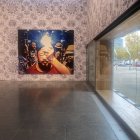 Una de las obras que muestra al artista en un vídeo.