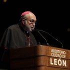 Pregón de la Semana Santa de León a cargo del arzobispo de Oviedo. F. Otero Perandones.