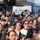 Minuto de silencio en el ayuntamiento de Barbate (Cádiz) por la muerte de los agentes el pasado febrero. EFE/ David Arjona