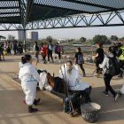 VALENCIA (ESPAÑA), 09/11/2024.- Los voluntarios se preparan antes de cruzar la pasarela peatonal que conecta la ciudad con su pedanía de La Torre y que ha sido denominado como Puente de la Solidaridad este sábado en Valencia. Una marea humana y material de emergencia afronta el fin de semana con el reto de avanzar en la recuperación de la zona cero de la dana que asoló Valencia hace once días y de encontrar más personas desaparecidas, todo ello en medio de un 'ejército' de voluntarios, una ingente cantidad de ayuda solidaria y el eco incesante de la polémica política en torno a la gestión de aquel fatídico 29 de octubre.
                      Una marea humana y material de emergencia afronta el fin de semana con el reto de avanzar en la recuperación de la zona cero de la dana que asoló Valencia hace once días y de encontrar más personas desaparecidas, todo ello en medio de un 'ejército' de voluntarios, una ingente cantidad de ayuda solidaria y el eco incesante de la polémica política en torno a la gestión de aquel fatídico 29 de octubre. EFE/ Ana Escobar