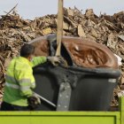 Vista de los trabajos de desescombro de los residuos acumulados en la zona de La Torre este sábado en Valencia. La comunidad Valenciana afronta el fin de semana con el reto de avanzar en la recuperación de la zona cero de la dana que asoló Valencia hace once días y de encontrar más personas desaparecidas, todo ello en medio de un 'ejército' de voluntarios, una ingente cantidad de ayuda solidaria y el eco incesante de la polémica política en torno a la gestión de aquel fatídico 29 de octubre.-EFE/ Ana Escobar