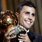 El centrocampista del Manchester City y de la selección española Rodrigo Hernández posa con Balón de Oro 2024 durante la ceremonia celebrada en el Théâtre du Châtelet de París, el 28 de octubre. EFE/EPA/MOHAMMED BADRA