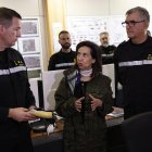 La ministra de Defensa, Margarita Robles (c), durante su visita este sábado a los contingentes del Ejército de Tierra, el Ejército del Aire y de la UME que participan en la respuesta a la emergencia de la DANA en la Base Militar "Jaime I", en Bétera. EFE/Chema Moya