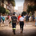 Decenas de voluntarios de afanan en limpiar las calles de Paiporta este sábado, que afronta el fin de semana con el reto de avanzar en la recuperación de la zona cero de la dana que asoló Valencia hace once días y de encontrar más personas desaparecidas, todo ello en medio de un 'ejército' de voluntarios, una ingente cantidad de ayuda solidaria y el eco incesante de la polémica política en torno a la gestión de aquel fatídico 29 de octubre.- EFE/ Ana Escobar