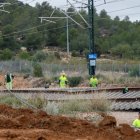 Operarios trabajan en las vías de AVE a su paso por Chiva tras la DANA que asolado el sureste español y ha causado más de un centenar de muertos, este jueves.