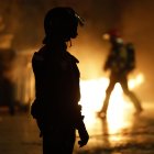 Un agente de la policía Nacional en la plaza de Virgen, en Valencia, tras la manifestación en la que cerca de 40 organizaciones sociales, cívicas y sindicatos de izquierda de la Comunitat Valenciana han marchado este sábado en protesta por la gestión de la dana y con el lema "Mazón dimisión", en alusión al president de la Generalitat. EFE/Jorge Zapata