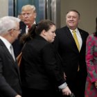 Fotografía de archivo del 24 de septiembre de 2018 del entonces presidente de los Estados Unidos, Donald Trump (c, al fondo), junto al secretario de Estado de ese momento, Mike Pompeo (2-d), y de la entonces embajadora de EE.UU. ante Naciones Unidas, Nikki Haley (d), en un acto en Nueva York, Estados Unidos. EFE/ Justin Lane