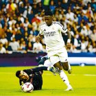 Vinicius, autor de tres goles, regatea al portero rival.