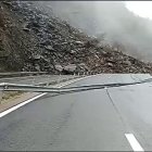 Un argayo corta la autovía León-Asturias