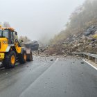 Un desprendimiento de rocas corta la AP-66 en la zona de Lena (Asturias) y obliga a establecer desvíos por la N-630