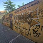 Una de las pintadas denunciadas por los vecinos del Mercado