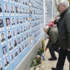 Josep Borrell (I), Alto Representante de la Unión Europea para Asuntos Exteriores y Política de Seguridad, y el Ministro de Asuntos Exteriores de Ucrania, Andrii Sybiha (D), visitan el Muro de la Memoria de los Defensores Caídos de Ucrania para rendir homenaje y depositar flores, en Kyiv, Ucrania, 09 de noviembre de 2024. 
                       EFE/EPA/SERGEY DOLZHENKO