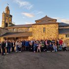 Severino arropado por familia y vecinos en la plaza de Villarmeriel.