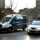 Imagen de archivo de un furgón y un coche de los Mossos d'Esquadra. EFE/Toni Albir