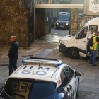 Las fuerzas de seguridad investigan esta mañana el homicidio de Antonio Costa, propietario del puesto de carne Chelo & Muñico que se ha producido esta mañana a primera hora en la plaza de Abastos de Santiago. EFE/Xoán Rey