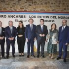 Foto de familia de ambas administraciones y de los medios de comunicación organizadores, así como el Banco Sabadell.