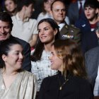 La reina Letizia, acompañada por el presidente de la Junta de Castilla y León, Alfonso Fernández Mañueco, durante una jornada del 'Tour del talento' en Valladolid el pasado año.