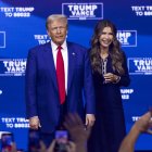 Fotografía de archivo del presidente electo de EE.UU., Donald Trump (izquierda), junto a la gobernadora de Dakota del Sur, Kristi Noem, durante una reunión de ayuntamiento en el Greater Philadelphia Expo Center & Fairgrounds en Oaks, Pennsylvania, EE.UU., el 14 de octubre de 2024. EFE/EPA/Shawn Thew