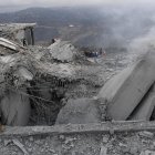 Los rescatistas buscan víctimas en el lugar atacado por un bombardeo israelí, en la localidad de Dhour Abadiyeh en el distrito de Baabda de la gobernación de Monte Líbano, al este de Beirut, Líbano, 12 de noviembre de 2024. Según el Ministerio de Salud libanés, al menos cinco personas murieron y dos resultaron heridas como resultado de un ataque aéreo israelí en una casa residencial en el pueblo de Abadiyeh. Según el Ministerio de Salud libanés, más de 3,280 personas han sido asesinadas y más de 14,200 han resultado heridas en Líbano desde la escalada de hostilidades entre Israel y Hezbollah. Líbano, Hizbulá/Hezbolá EFE/EPA/WAEL HAMZEH EPA-EFE/WAEL HAMZEH