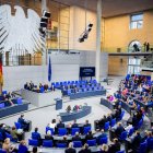 El presidente del Bundestag alemán, Baerbel Bas (C), se dirige al Bundestag alemán durante una sesión plenaria para conmemorar el aniversario de la caída del Muro de Berlín.