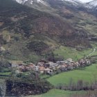 Santa Marina de Valdeón, al pie de la carretera que lleva al puerto de Pandetrave.