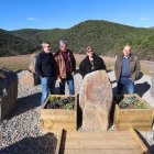 La alcaldesa de Fabero, junto al Memorial Minero, rodeada por los concejales Amadeo Fernández y Fidel Santín, y Pedro Monasterio.