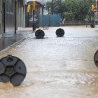 Alcantarillas abiertas en una calle de la barriada de Campanillas en Málaga, en la que el paso de la dana ha obligado a nuevos desalojos preventivos. EFE/Daniel Pérez