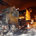 29/04/2008: Dos camiones colisionan y arden en el interior del túnel del Negrón, en la autopista del Huerna, sin víctimas.