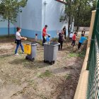 Las familias de La Palomera, durante la limpieza del patio.