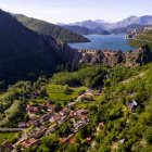 Los Barrios de Luna y el embalse a vista de dron.