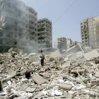 Una calle llena de escombros al sur de Beirut, en una imagen reciente. EFE/Ali Haidar