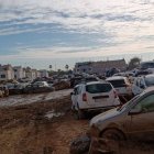 Vehículos amontonados en uno de los cementerios de coches que hay en los pueblos de la zona devastada por la dana en Valencia.