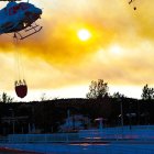 Un helicóptero traslada agua para sofocar un incendio en El Bierzo el pasado septiembre.