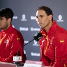 Rafa Nadal junto a Carlos Alcaraz en la previa de la Copa Davis