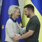 El presidente ucraniano, Volodímir Zelenski, y la presidenta de la Comisión Europea, Ursula Von der Leyen, se dan la mano durante su conferencia de prensa conjunta en Kiev, el 20 de septiembre de 2024 (reeditada el 18 de noviembre de 2024). EFE/EPA/SERGEY DOLZHENKO